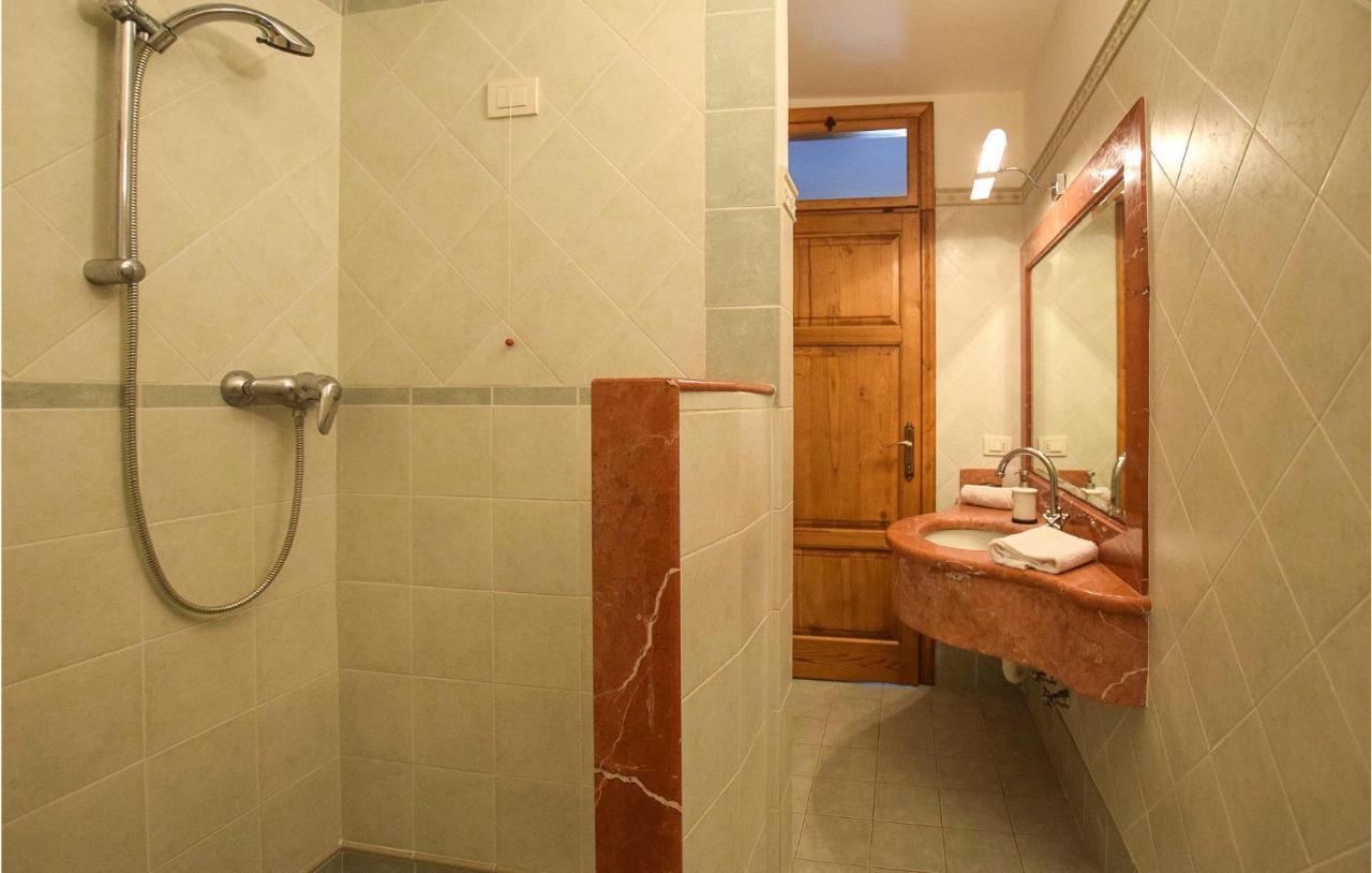 5 Bedroom Amazing Home In Fabbiano Fabbiano  Exterior foto